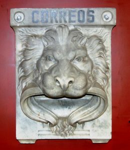 Los buzones, que se denominó como cabezas de leones, para diferentes  destinos de correo en la pared exterior de la oficina de correos,  Fuengirola, España Fotografía de stock - Alamy